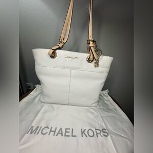 MICHAEL KORS JET SET TOP ZIP TOTE W/ BAG CHARM